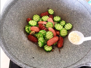 13、黄瓜炒香肠,加入鸡精