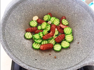 14、黄瓜炒香肠,翻炒均匀即可，黄瓜炒香肠做好了~