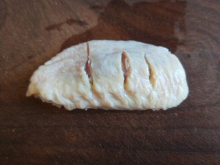 3、香酥炸鸡翅,两面划三刀