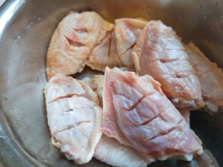 4、香酥炸鸡翅,在此放入盆中。