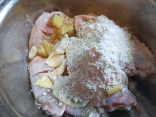 5、香酥炸鸡翅,加入葱姜蒜，料酒，生抽，蛋青，我用的是炸鸡翅料粉，倒入盆中。