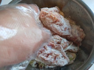 6、香酥炸鸡翅,戴上手套抓均匀。