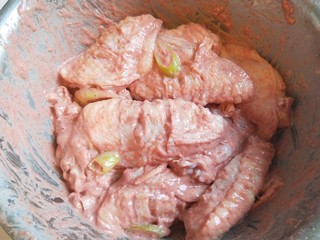 7、香酥炸鸡翅,封好淹制。