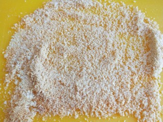 8、香酥炸鸡翅,我用的是面包干擀碎的面包糠。