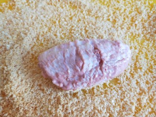 9、香酥炸鸡翅,在把鸡翅裹上一层面包糠。