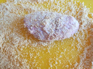 10、香酥炸鸡翅,沾的不要太多会影响形状。