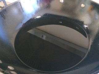 11、香酥炸鸡翅,锅中倒入食用油烧热。