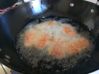 12、香酥炸鸡翅,油温不要太高。