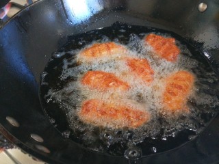 13、香酥炸鸡翅,小火慢慢炸制。