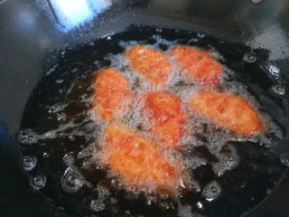 14、香酥炸鸡翅,鸡翅是生的一定要炸熟炸透，提前炸制金黄捞出来。