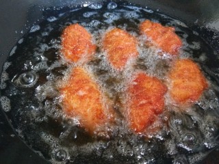 15、香酥炸鸡翅,吃的时候在炸第二次就会外酥脆里面嫩嫩的。