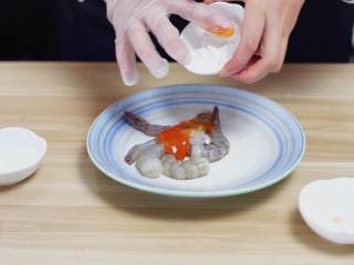 4、泰式炸虾卷——超简单的美味,再加入少许生粉和食盐,这里的盐不要放太多,因为泰式辣椒酱本身已经有味道了