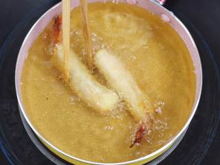 17、泰式炸虾卷——超简单的美味,再次将油烧热,放入虾卷,复炸至焦黄色,取出来装盘。