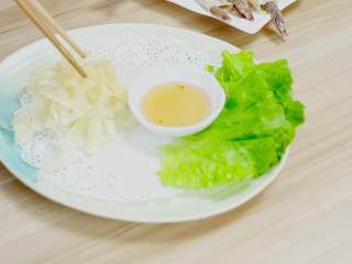 20、泰式炸虾卷——超简单的美味,放上刚刚炸好的春卷皮当做配菜,随意堆放即可