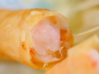 24、泰式炸虾卷——超简单的美味,切开切面,虾仁也是鲜能多汁的,非常美味,一起来做吧~