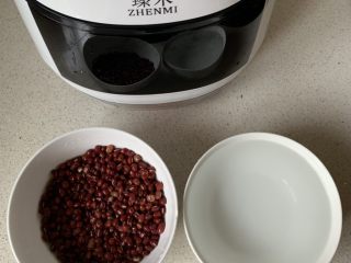 2、奶香红豆小元宵,水加中号碗一碗就差不多了,红豆洗净