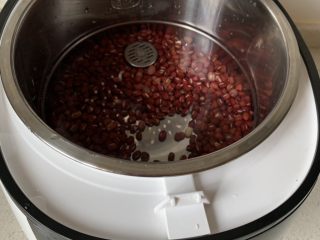 3、奶香红豆小元宵,倒入电饭煲