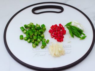 2、啤酒酱香海鲶鱼豆腐,小米辣和青荆条切圈，葱姜切丝。