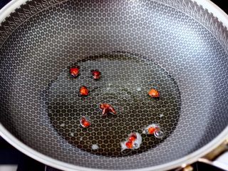 5、啤酒酱香海鲶鱼豆腐,油锅炸香八角后。