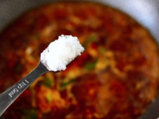 8、啤酒酱香海鲶鱼豆腐,加入白糖和适量的盐调味。