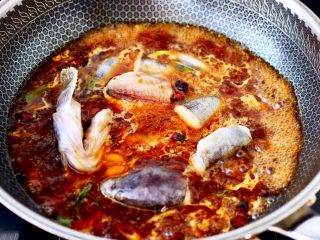 9、啤酒酱香海鲶鱼豆腐,放入洗净的海鲶鱼。