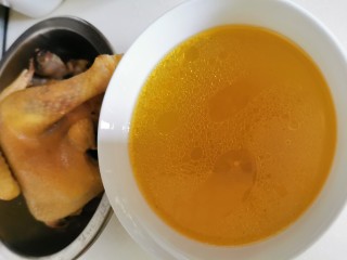 1、佛跳墙,高汤用料全部放入炖盅，加入纯净水1大碗，加盖炖1-2小时即可，之后汤倒出备用。