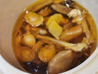 8、佛跳墙,炖好了，汤色清，味浓香！（我还把鸡腿骨放进去炖了，增加钙质????）