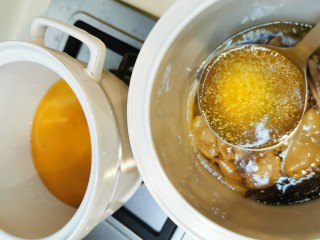 9、佛跳墙,把佛跳墙的汤舀进沙锅，加入泡虫草花的汁水。虫草花属菌类，味道极鲜，颜色漂亮。