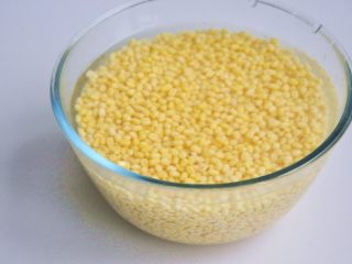 2、绿豆糕,泡的过程中换几次水，绿豆慢慢膨胀。
