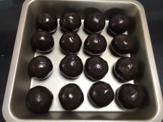 5、广式红豆沙月饼,把红豆沙分成43克一个然后搓圆