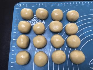 6、广式红豆沙月饼,面团松弛好后平均分成16个大概21克一个