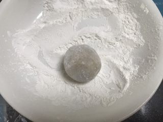 8、广式红豆沙月饼,包好的月饼胚放在糯米粉的盘子里滚一下，用手搓掉多余的粉