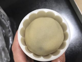 9、广式红豆沙月饼,放入月饼模具里压紧，我的模具是63克模具