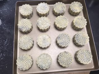 10、广式红豆沙月饼,压好放入烤盘，烤箱预热200度，然后200度先烤五分钟后取出