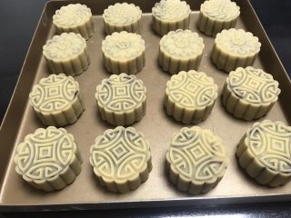 12、广式红豆沙月饼,200度烤五分钟后取出刷蛋液，刷蛋液的刷子要在碗边挂一下，要不然蛋液刷太多就不好看哈