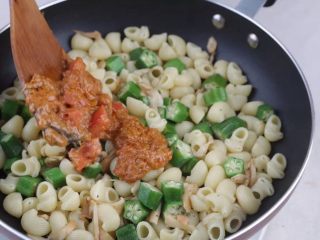 7、一份不正宗的意大利面,但好吃到一人吃三碗!?,最后加入事先熬好的番茄酱汁