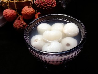 1、荔枝罐头,果肉新鲜汁水甜美的荔枝罐头。