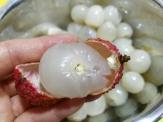 4、荔枝罐头,荔枝去蒂剥皮，全部处理好后放入盆中。