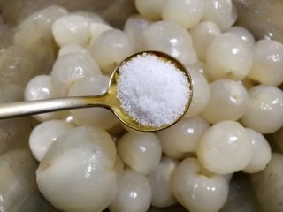 5、荔枝罐头,放入盐。