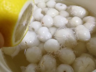 13、荔枝罐头,水开挤入一点柠檬汁儿。