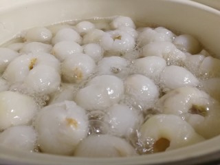 14、荔枝罐头,煮至荔枝全部浮起冒泡即可。