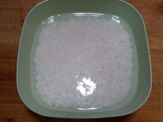 1、糯米福袋豆腐包,糯米浸泡3个小时以上，浸泡过夜最佳。