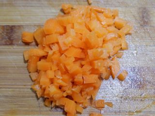 7、糯米福袋豆腐包,胡萝卜切成丁