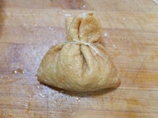 17、糯米福袋豆腐包,绑起来。