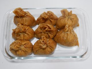 18、糯米福袋豆腐包,放入容器。