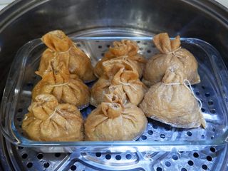 19、糯米福袋豆腐包,放入蒸锅，大火烧开水转中火50分钟左右即可。