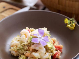 15、藜麦沙拉,加入盐和黑胡椒，充分拌匀，一个抵抗H7N9的利器就诞生了，为了更好的生活，为了想关心的人，做一份藜麦色拉吧