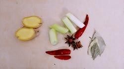 1、红烧肉,1.准备材料,葱切段,姜切片!
