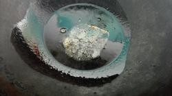 3、红烧肉,3.锅里倒入油,小火放入白糖把糖炒化炒黄!