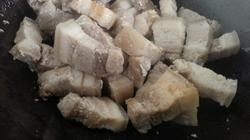 4、红烧肉,4.将肉放入均匀上色!